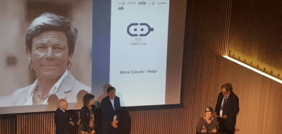 Foto d'Alicia Casals recollint el premi